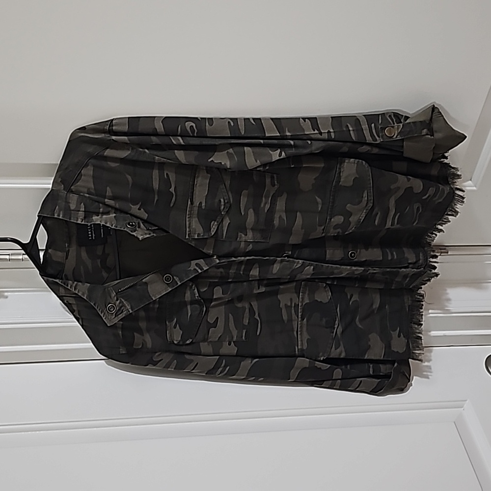 Sanctuary zipper front light camo shirt